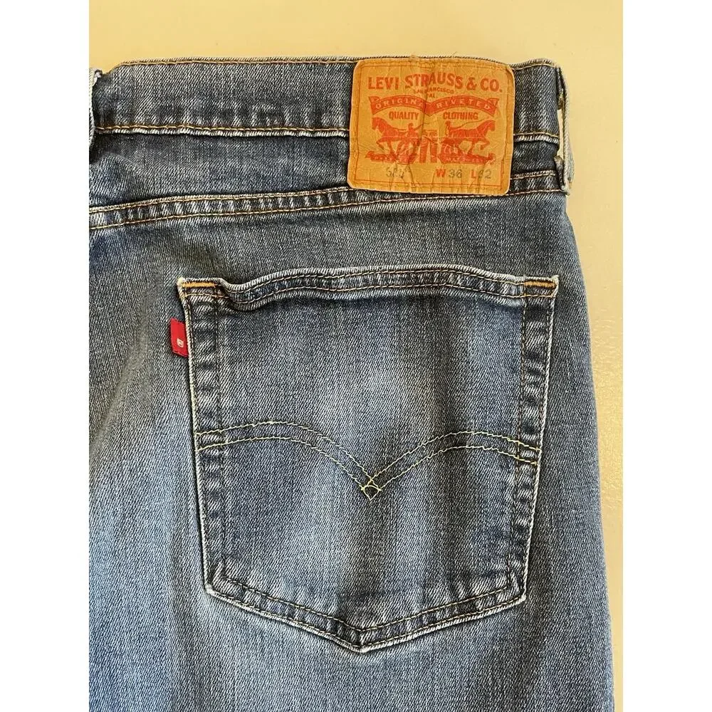 Men's Levi's 505 Blue Denim Jeans Size 36 x 32 Medium Wash Mid Rise Straight Leg